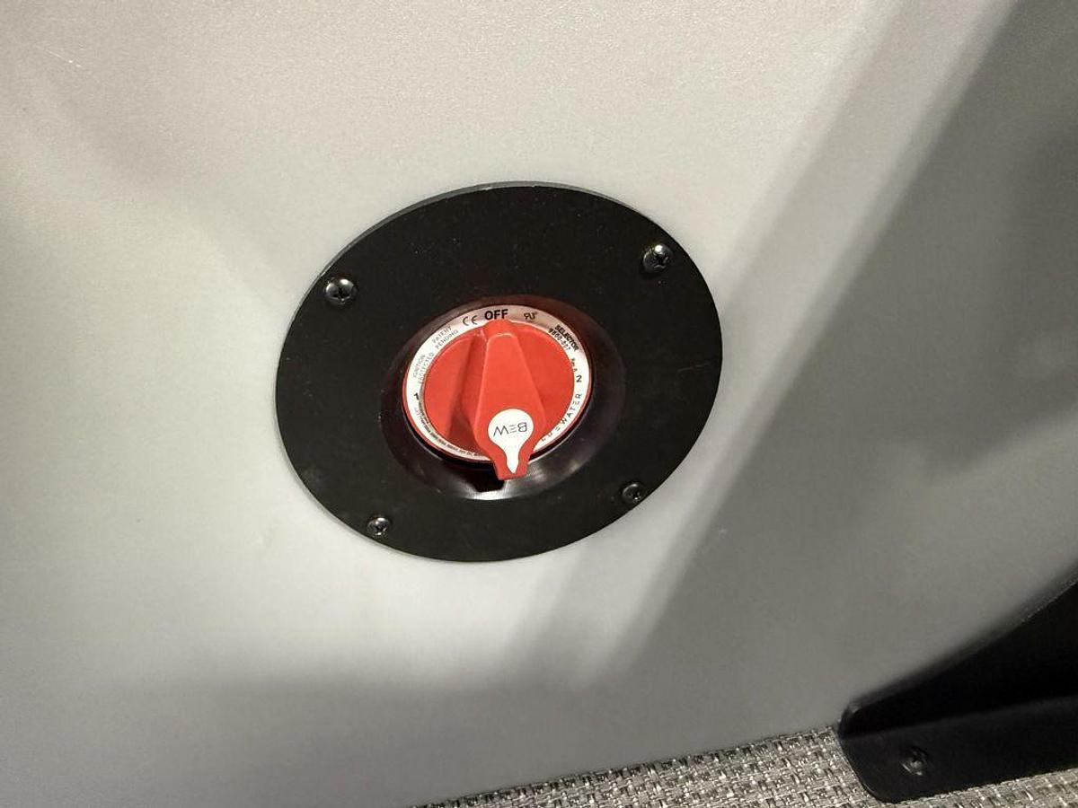 2025 Bentley Pontoons Legacy 220 Navigator Quad Lounge & Honda 4-Stroke EFI