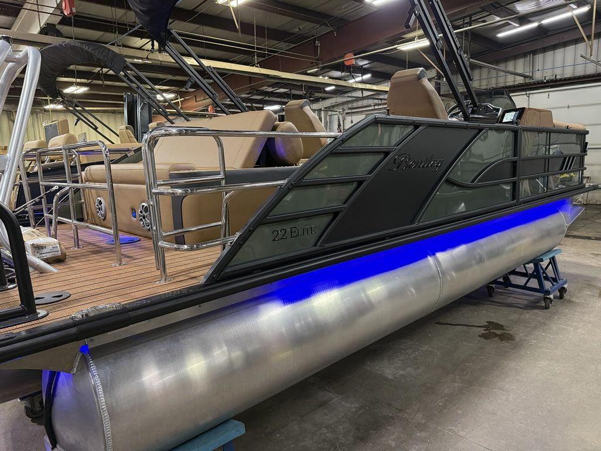 2025 Bentley Pontoons Elite 223 Swingback Tritoon & Honda 4-Stroke EFI