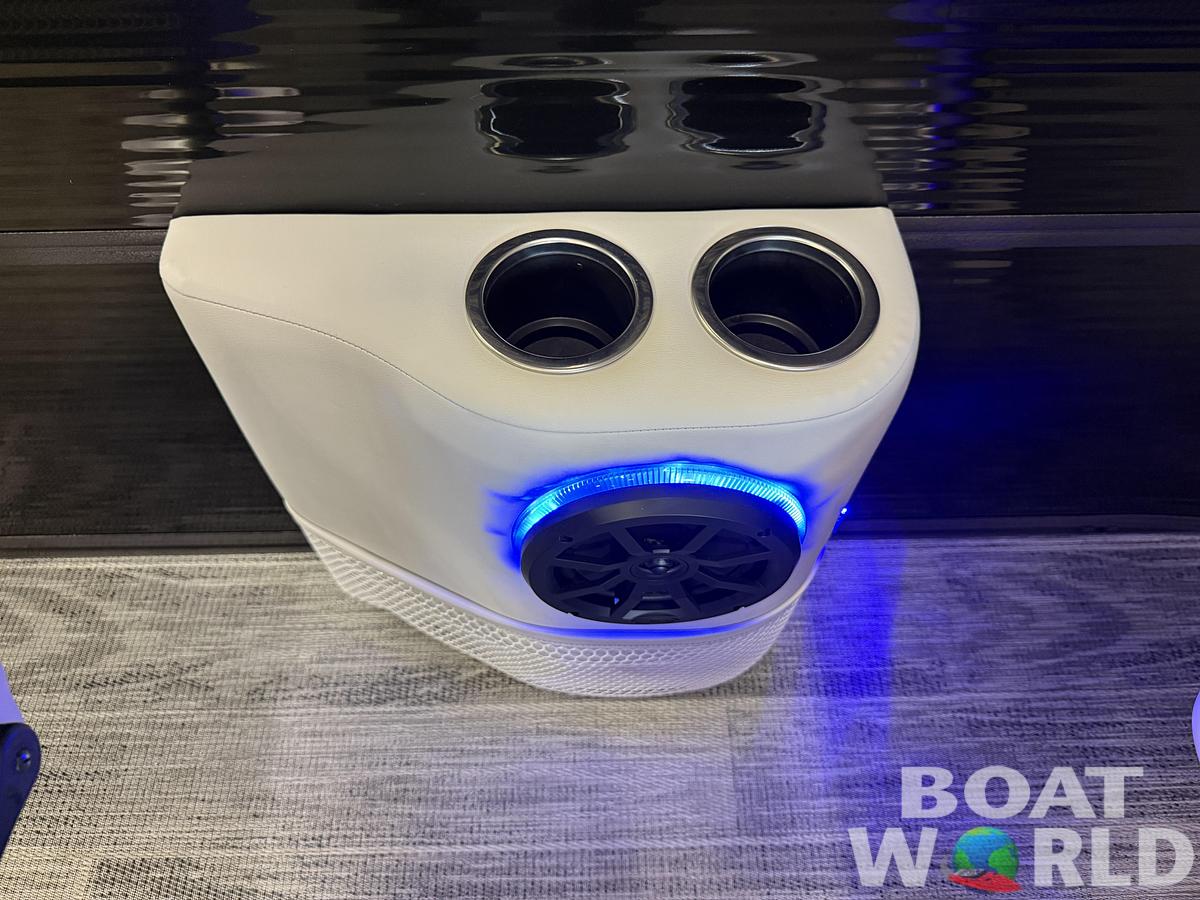 2026 Montego Bay 8522 DL Quad Lounge Tritoon