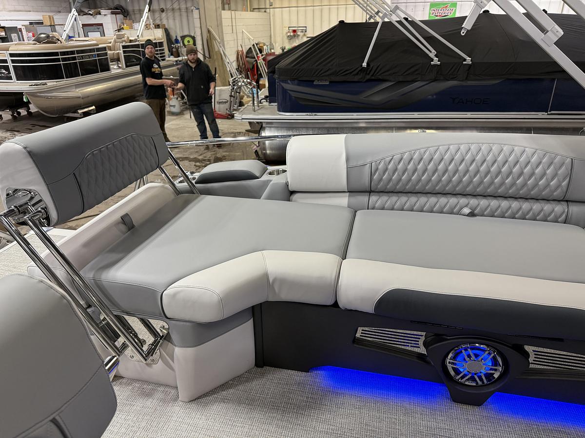 2025 Tahoe Pontoons Cascade 2385 Quad Lounge Shift Tritoon & 225HP 4-Stroke