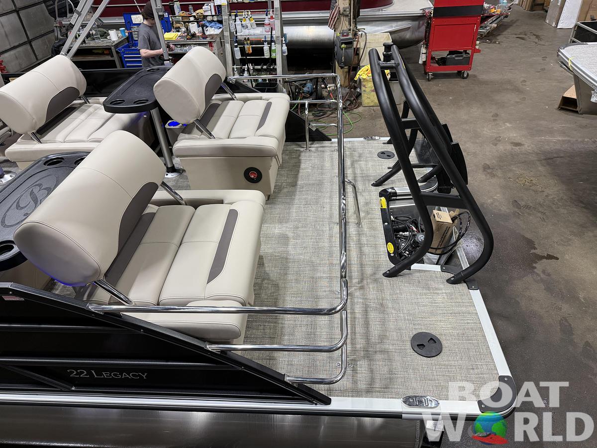 2026 Bentley Pontoons Legacy 223 QSB Swingback Tritoon 