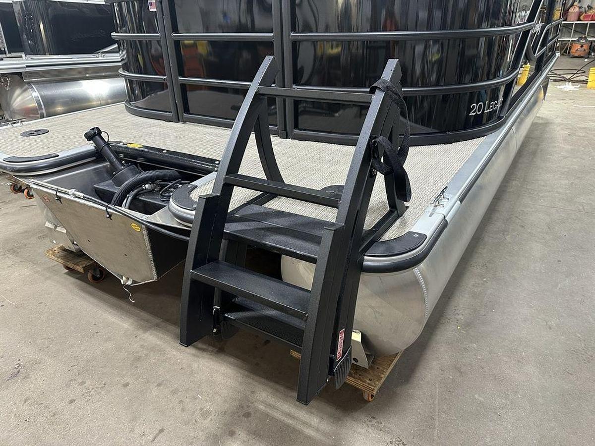 2025 Bentley Pontoons Legacy 200 Navigator Quad Lounge & Honda 4-Stroke EFI