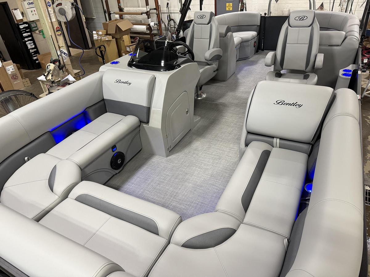 2025 Bentley Pontoons Legacy 220 Navigator Quad Lounge & Honda 4-Stroke EFI