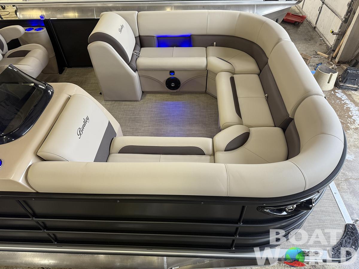 2025 Bentley Pontoons Legacy 220 Navigator Quad Lounge & Honda 4-Stroke EFI