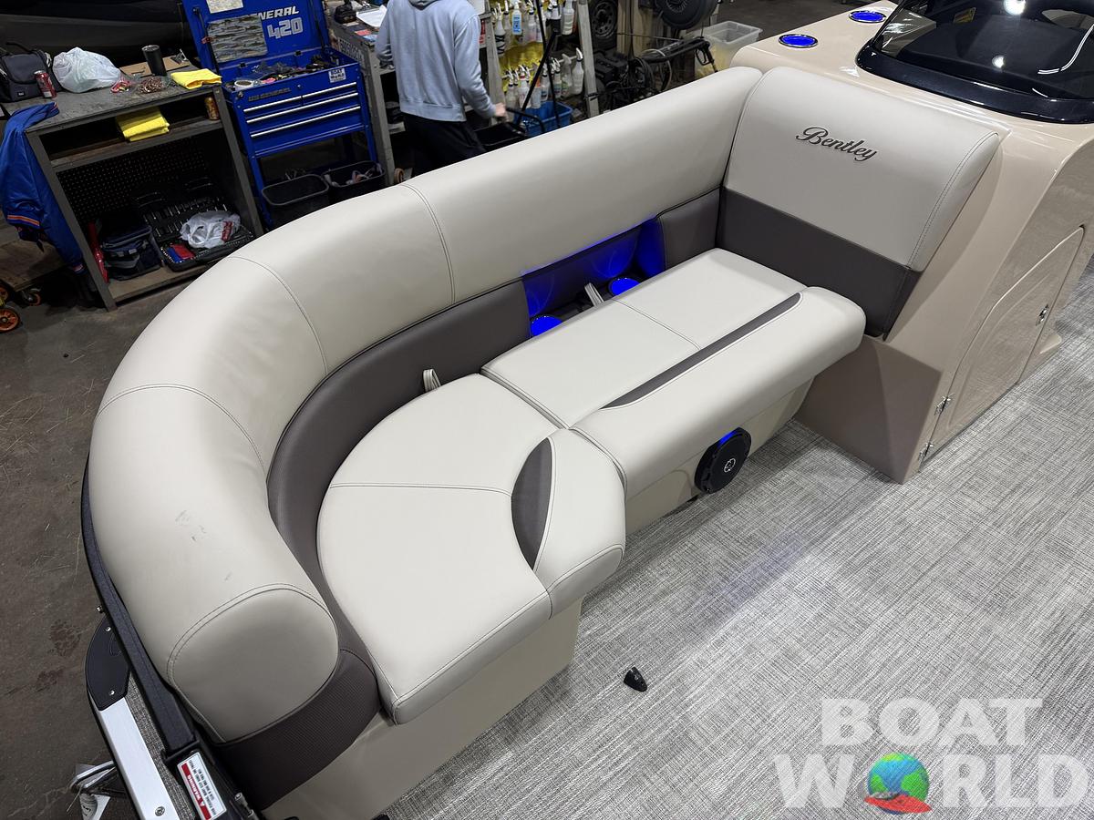 2026 Bentley Pontoons Legacy 220 QSB Swingback 