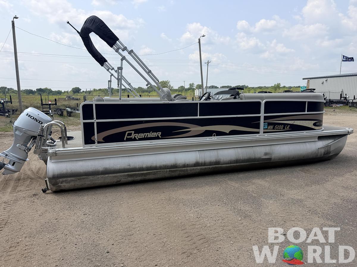 Used 2016 Premier 220 SunSpree & 50HP Honda 4Stroke -$24,995