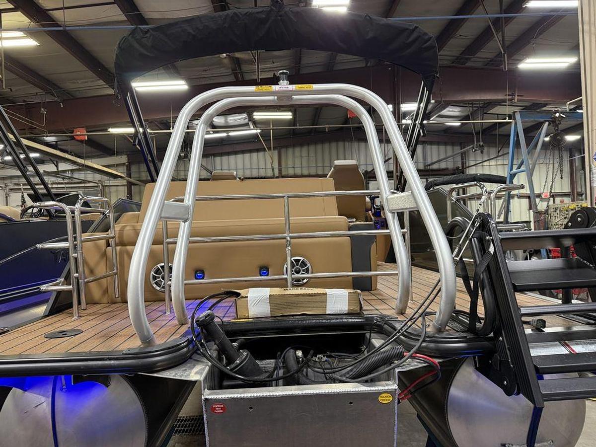 2025 Bentley Pontoons Elite 223 Swingback Tritoon & Honda 4-Stroke EFI