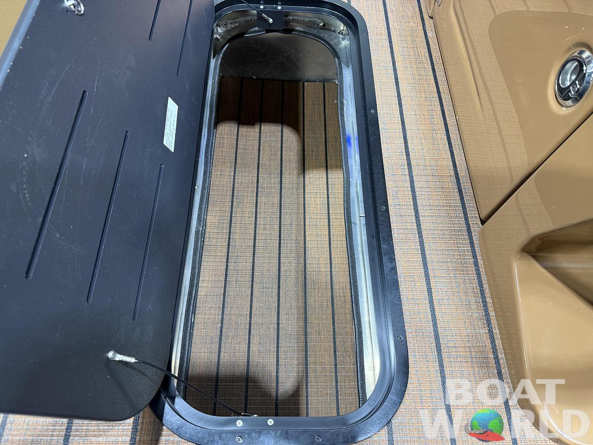 2026 Bentley Pontoons Legacy 223 Swingback Tritoon 