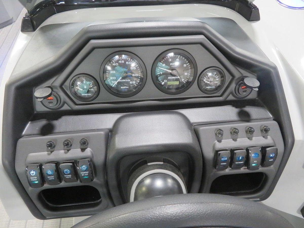 2025 Bentley Pontoons Legacy 223 QSB Swingback Tritoon & Honda 4-Stroke EFI