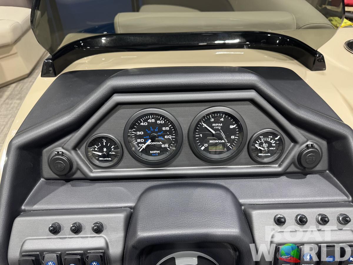 2026 Bentley Pontoons Legacy 220 Navigator Quad Lounge