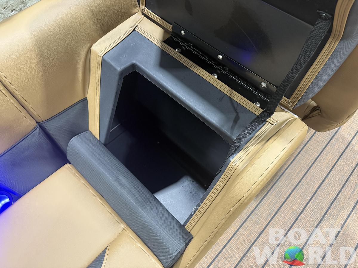 2026 Bentley Pontoons Legacy 220 Navigator Quad Lounge