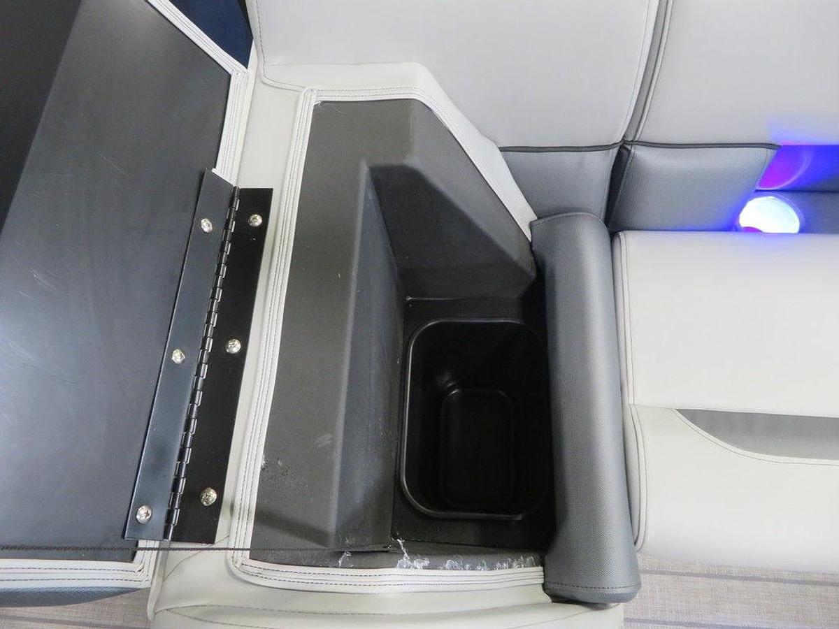 2025 Bentley Pontoons Legacy 223 QSB Swingback Tritoon & Honda 4-Stroke EFI