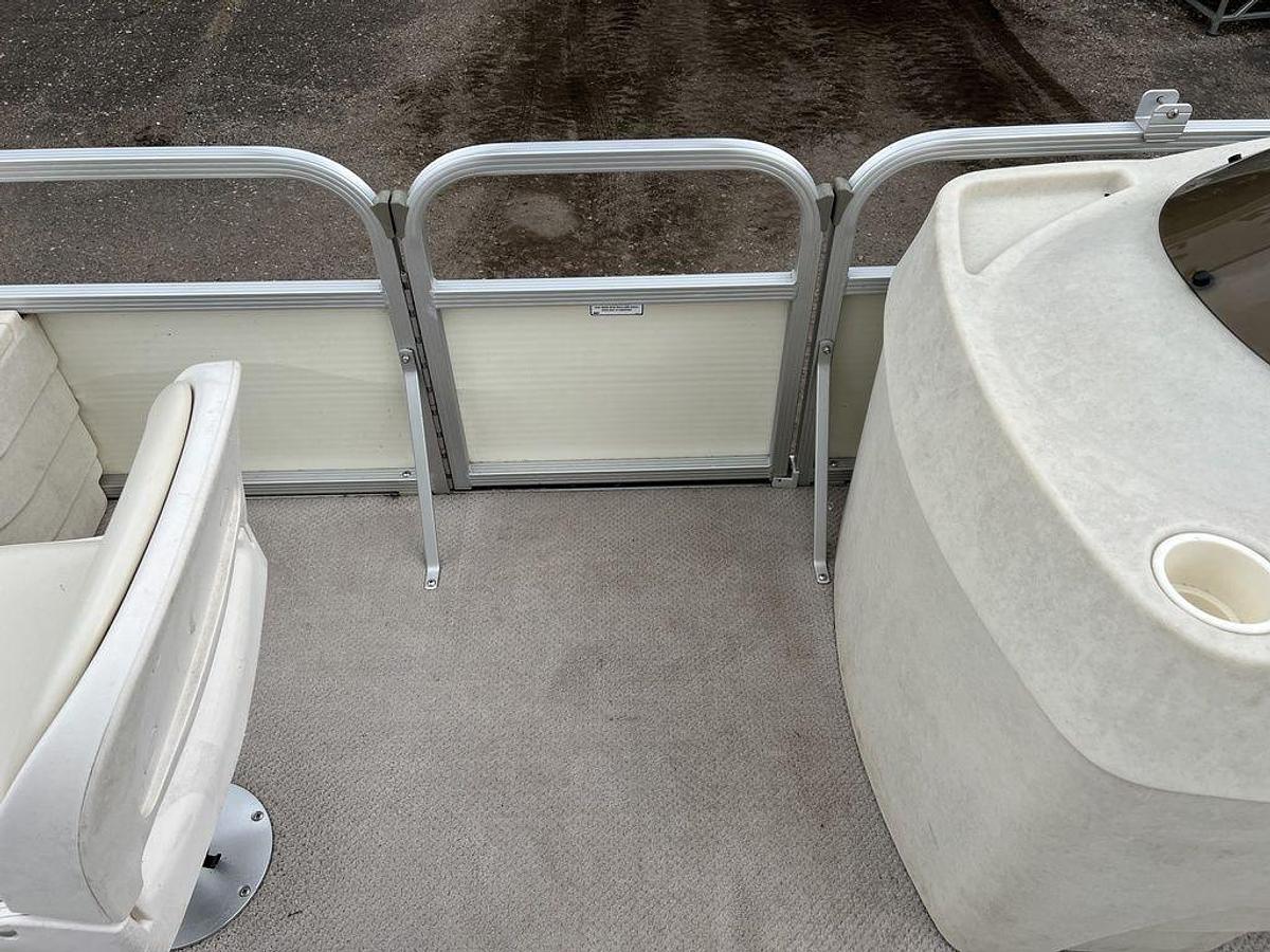 Used 2005 Bennington Sedona F21 Pontoon