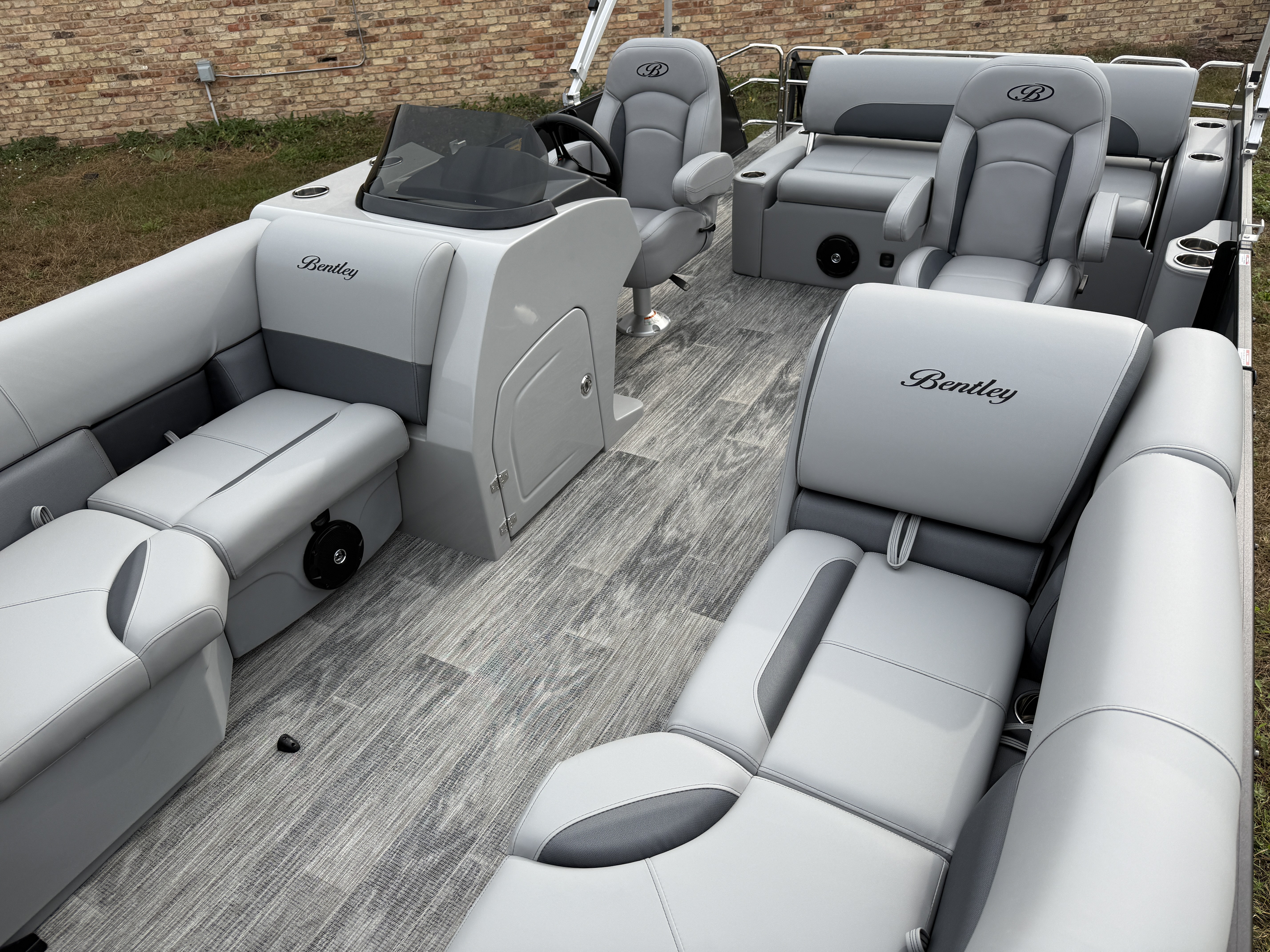 2025 Bentley Pontoons Legacy 200 Swingback