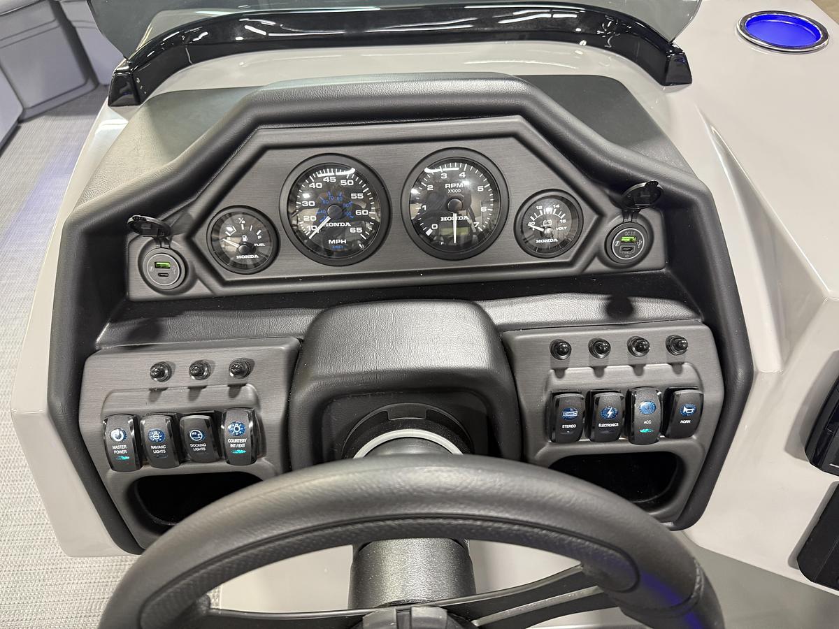 2025 Bentley Pontoons Legacy 220 Navigator Quad Lounge & Honda 4-Stroke EFI