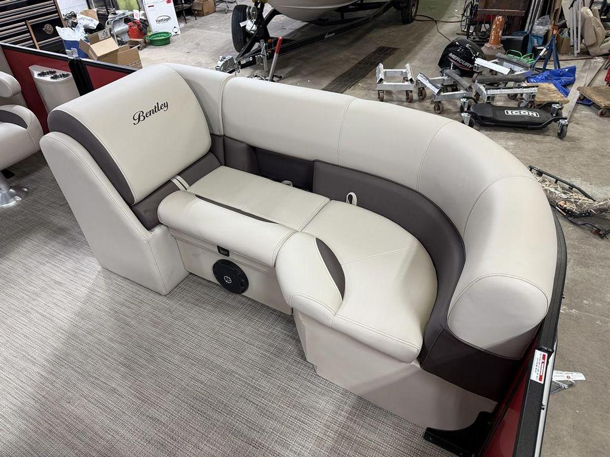2025 Bentley Pontoons Legacy 200 Navigator Quad Lounge & Honda 4-Stroke EFI