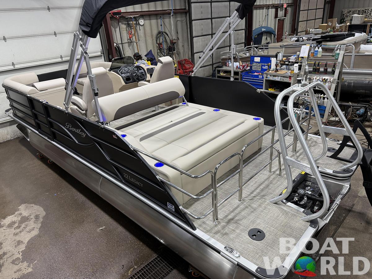 2026 Bentley Pontoons Legacy 220 Swingback 