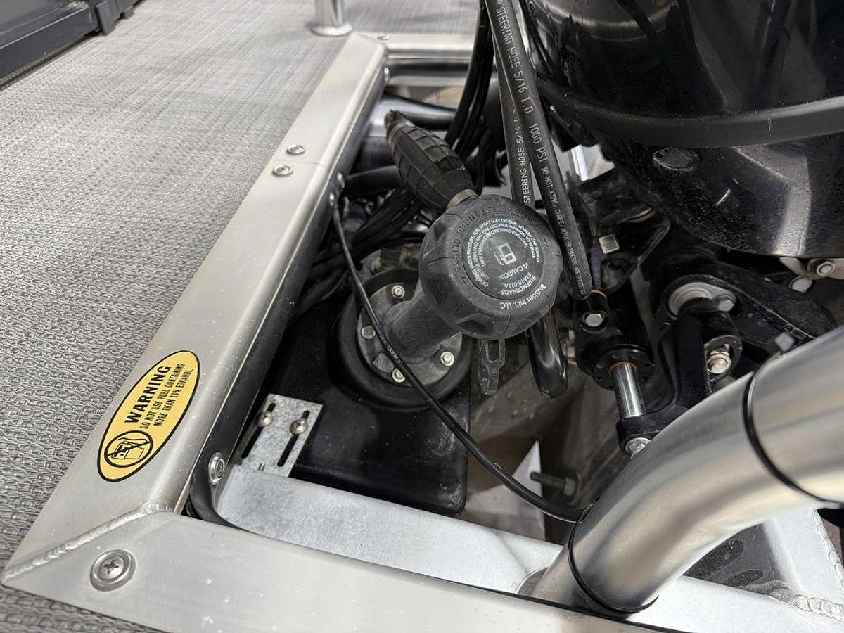 Used 2020 Bentley Pontoons Legacy 223 Navigator Quad Lounge Tritoon & Suzuki 140HP 4-Stroke EFI