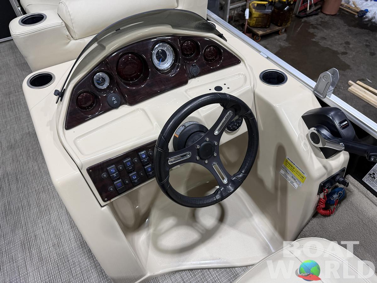 Used 2017 Sylvan 820 Fish & Cruise Pontoon