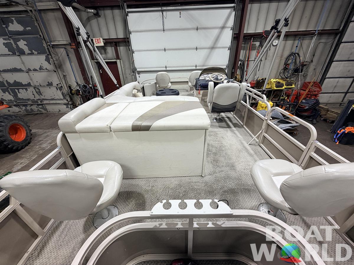 Used 2008 Sylvan Mirage 8520 Party Fish