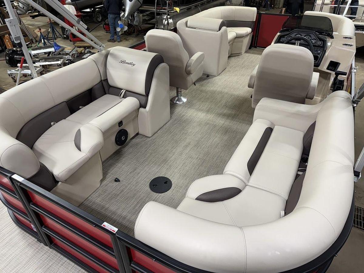 2025 Bentley Pontoons Legacy 200 Navigator Quad Lounge & Honda 4-Stroke EFI