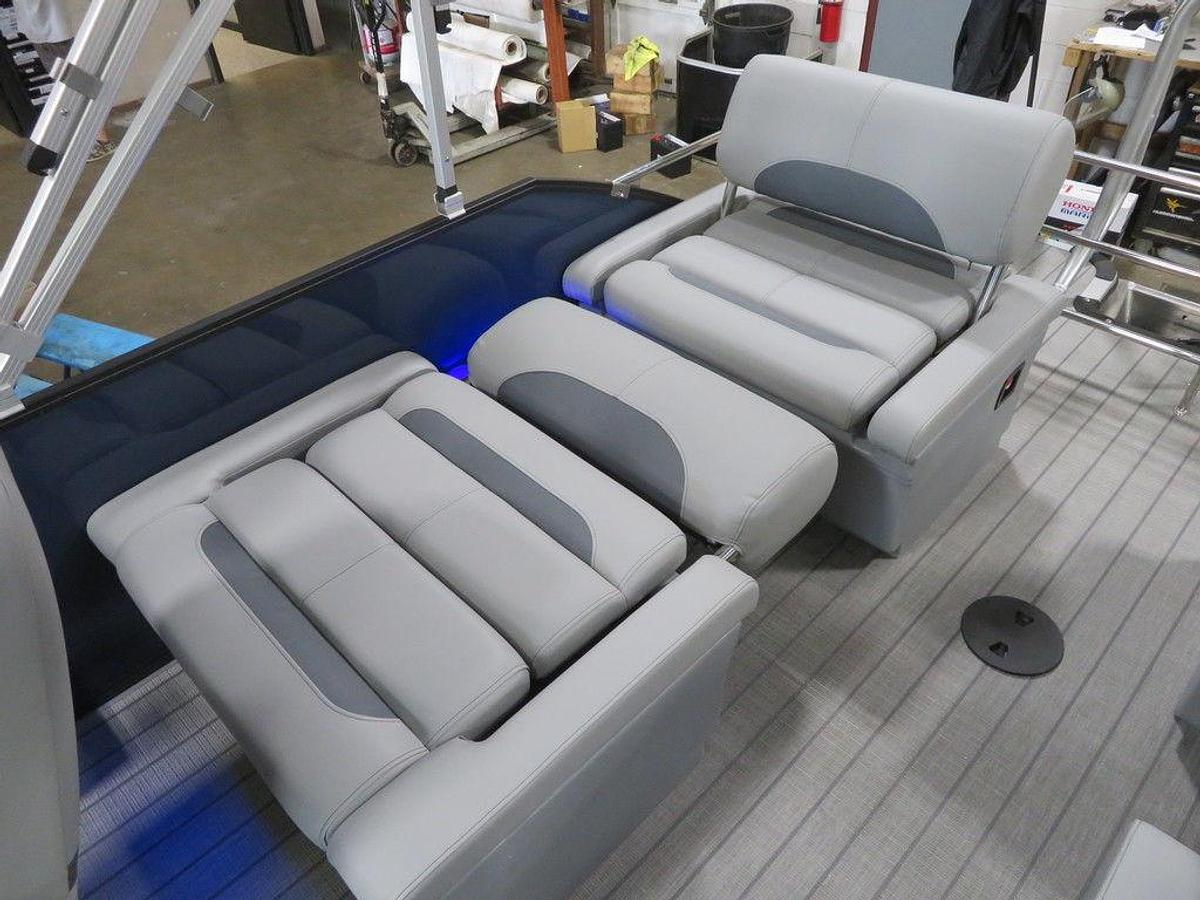 2025 Bentley Pontoons Legacy 223 QSB Swingback Tritoon & Honda 4-Stroke EFI