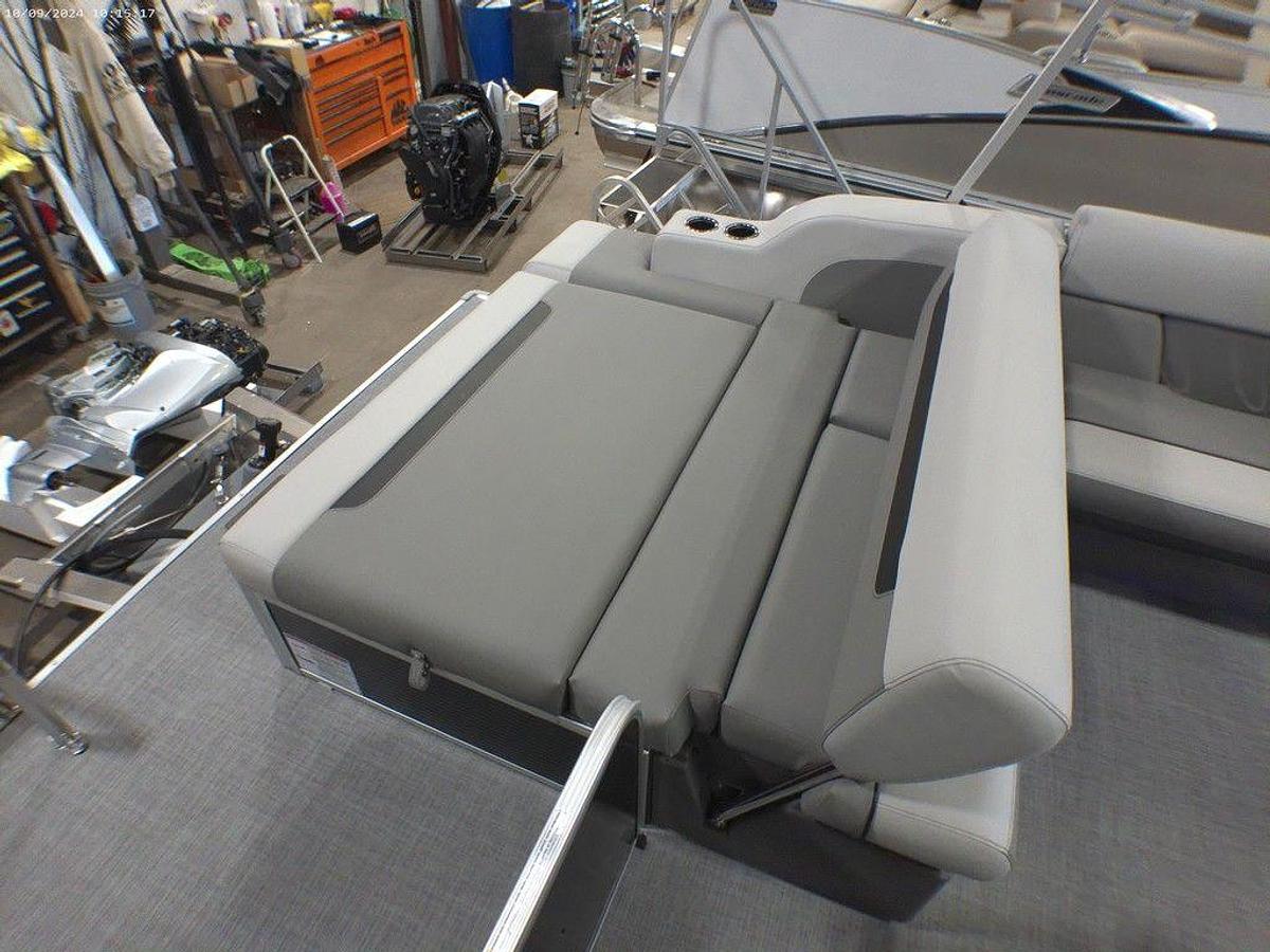 2025 Princecraft Vectra 23 RL Swingback Lounge Pontoon & Mercury 4-Stroke EFI