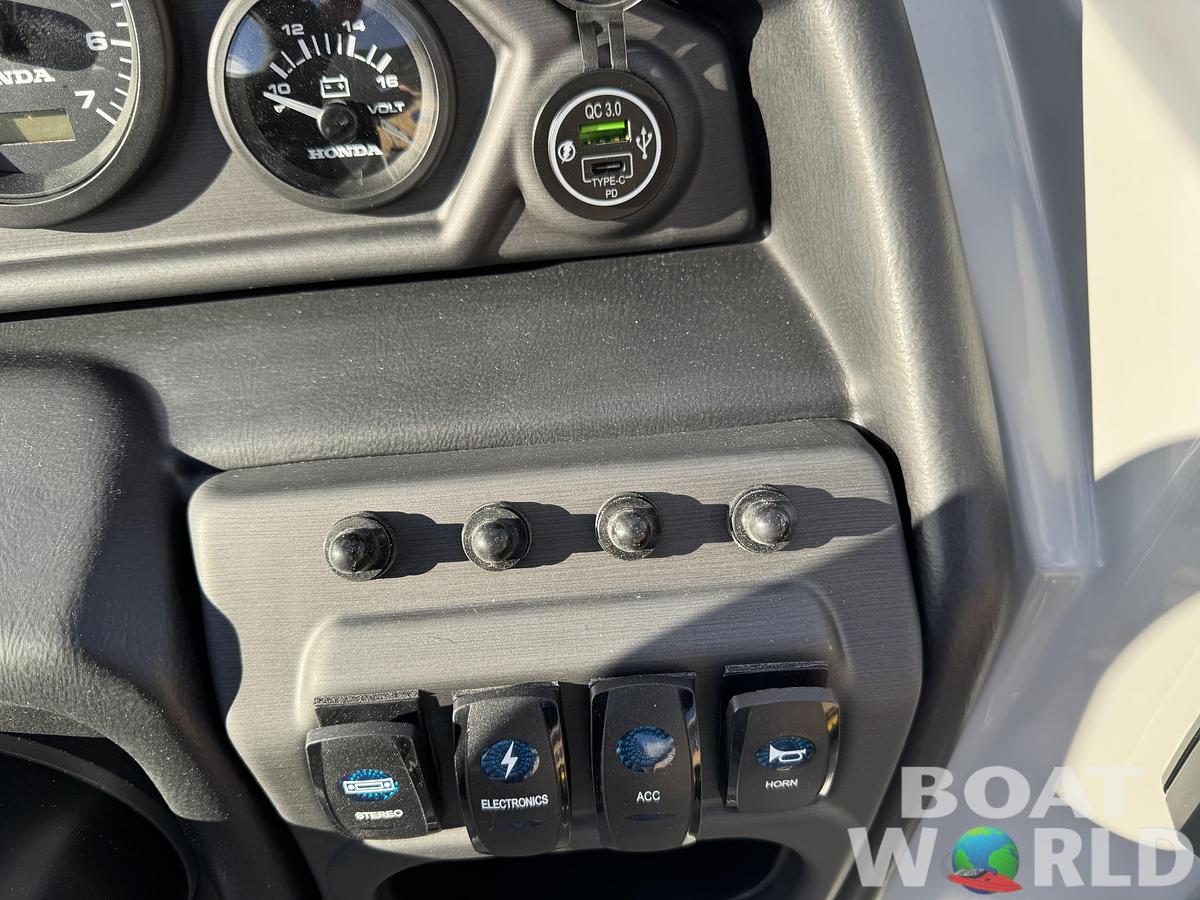 2026 Bentley Pontoons Forward Fish 220 Swingback