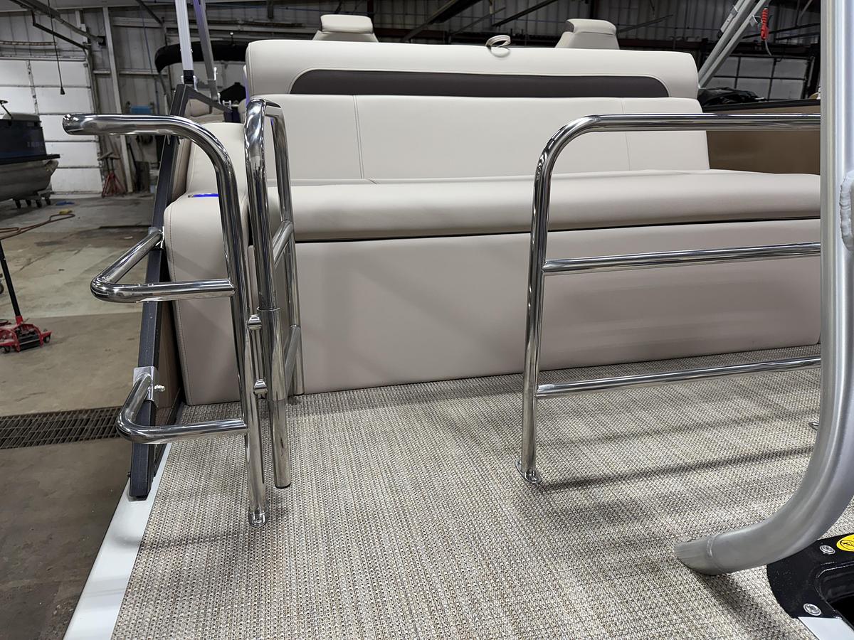 2025 Bentley Pontoons Legacy 223 Swingback Tritoon & Honda 4-Stroke EFI