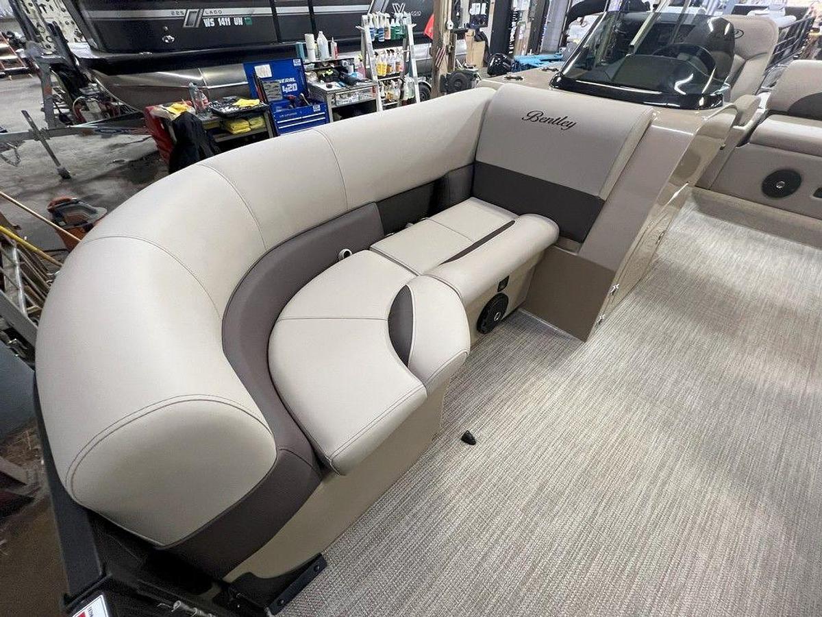 2025 Bentley Pontoons Legacy 200 Swingback & Honda 4-Stroke EFI