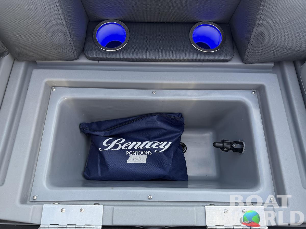 2026 Bentley Pontoons Legacy 223 Swingback Tritoon & Honda 4-Stroke EFI