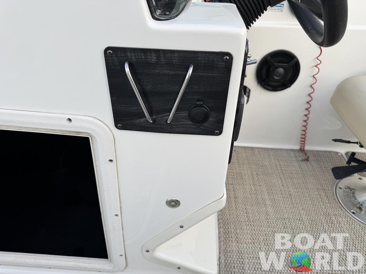 Used 2019 Hurricane SunDeck 187 with 150HP Yamaha Fourstroke EFI Outboard