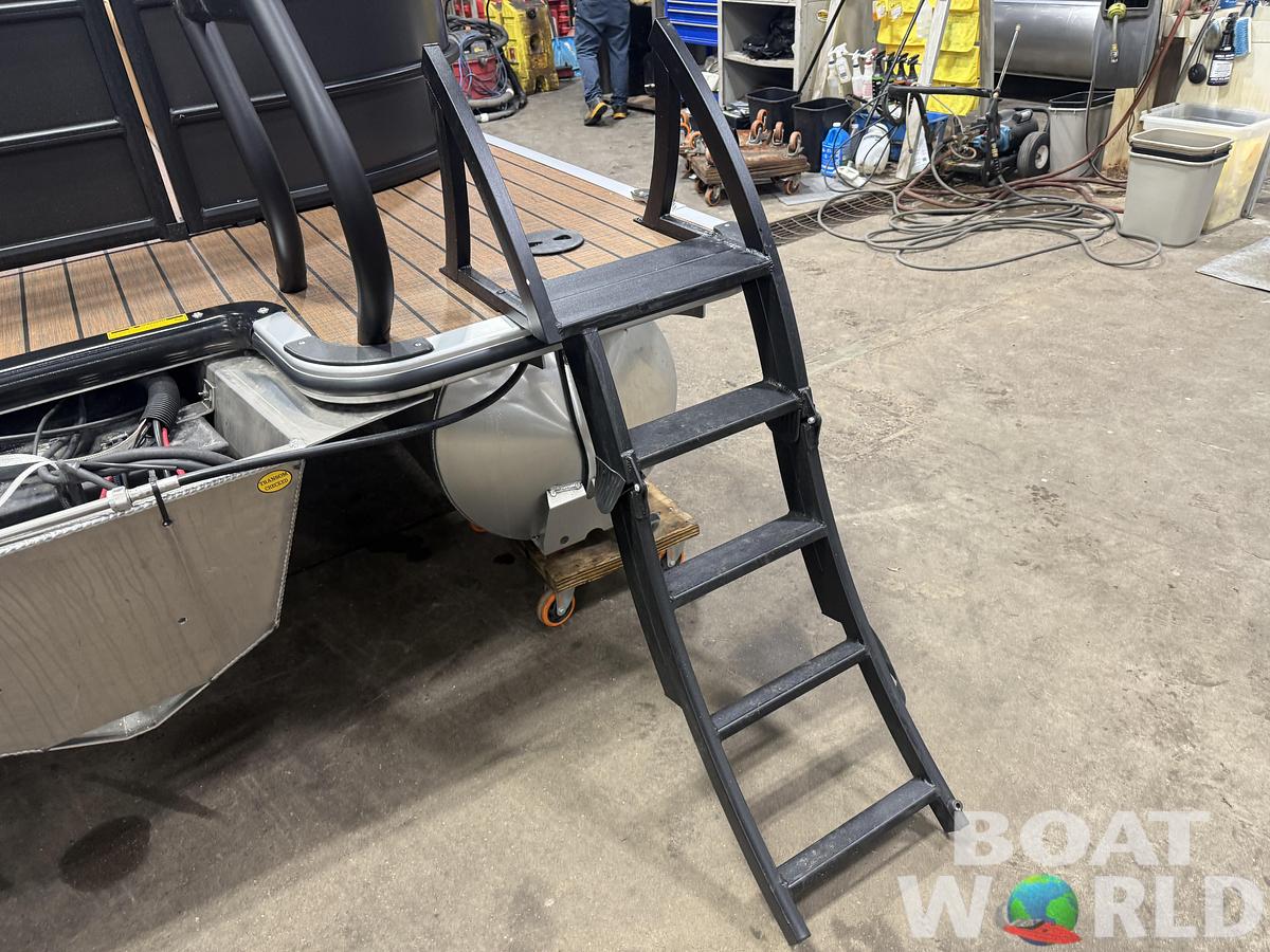 2026 Bentley Pontoons Legacy 220 Navigator Quad Lounge