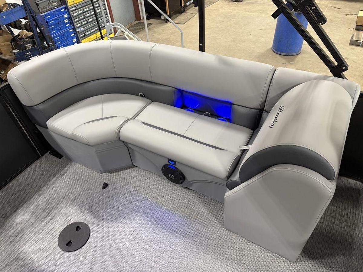 2025 Bentley Pontoons Legacy 220 Navigator Quad Lounge & Honda 4-Stroke EFI