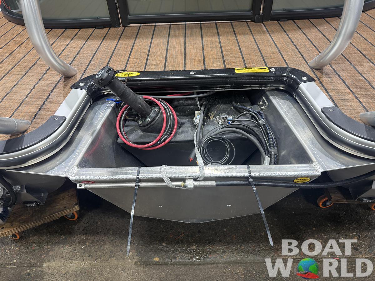 2026 Bentley Pontoons Legacy 220 Navigator DL Quad Lounge 