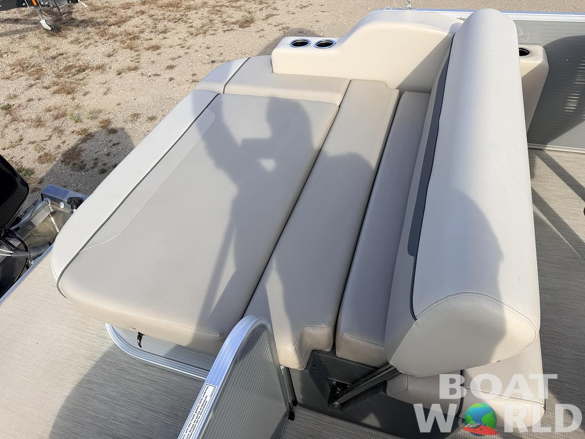 Used 2020 Princecraft Vectra 21 Rear Lounge Dinette Pontoon & 60HP Mercury 4Stroke -$24,995