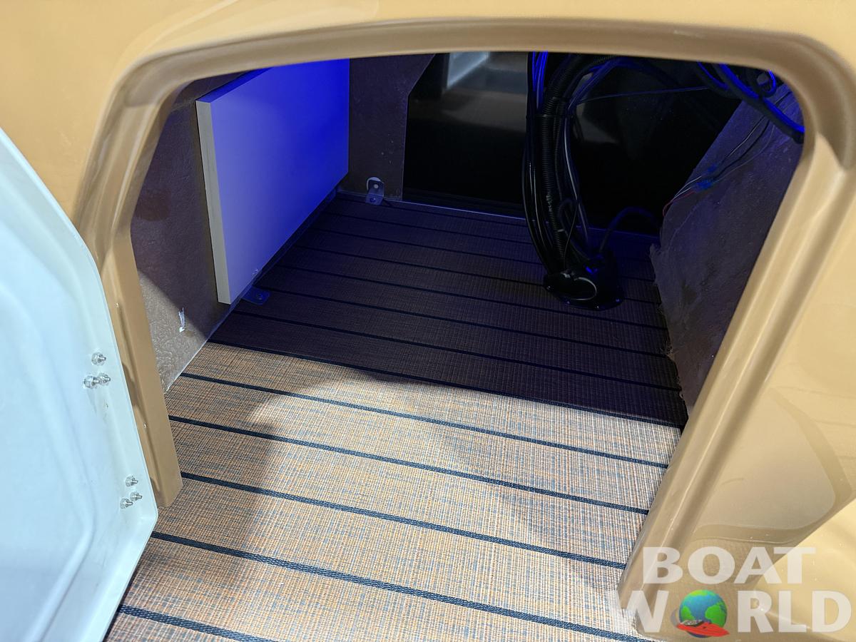 2026 Bentley Pontoons Legacy 223 QSB Swingback Tritoon 