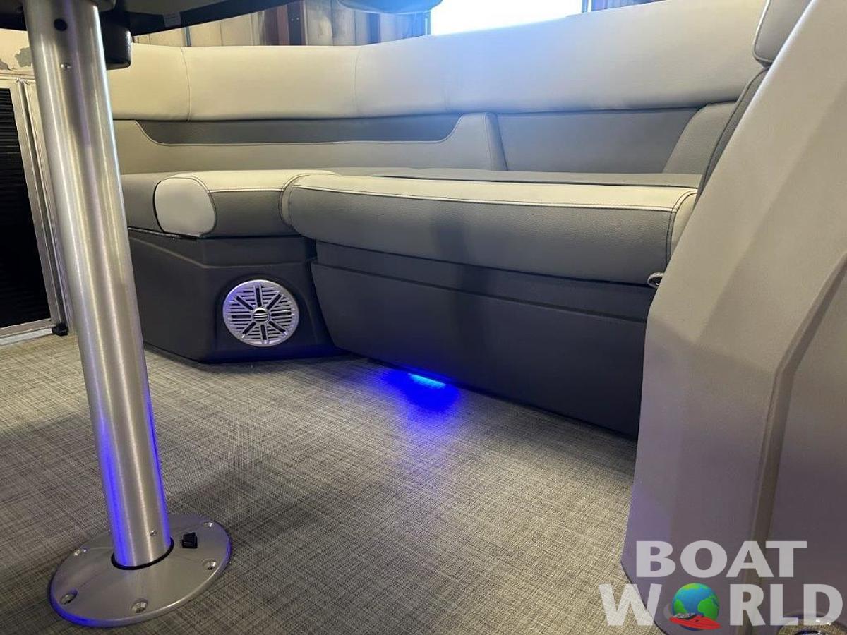 2025 Princecraft Vectra 21 RL SS Swingback Pontoon & Mercury 4-Stroke EFI