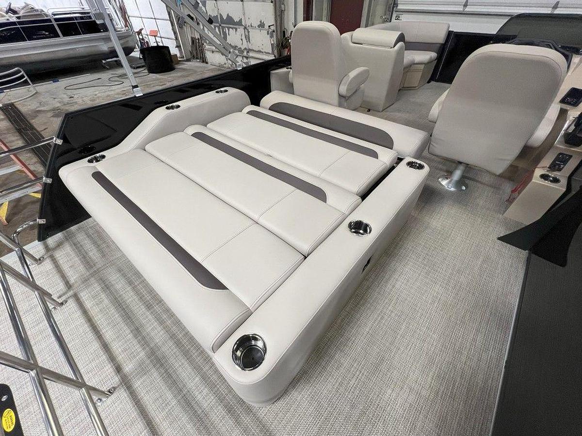 2025 Bentley Pontoons Legacy 200 Swingback & Honda 4-Stroke EFI
