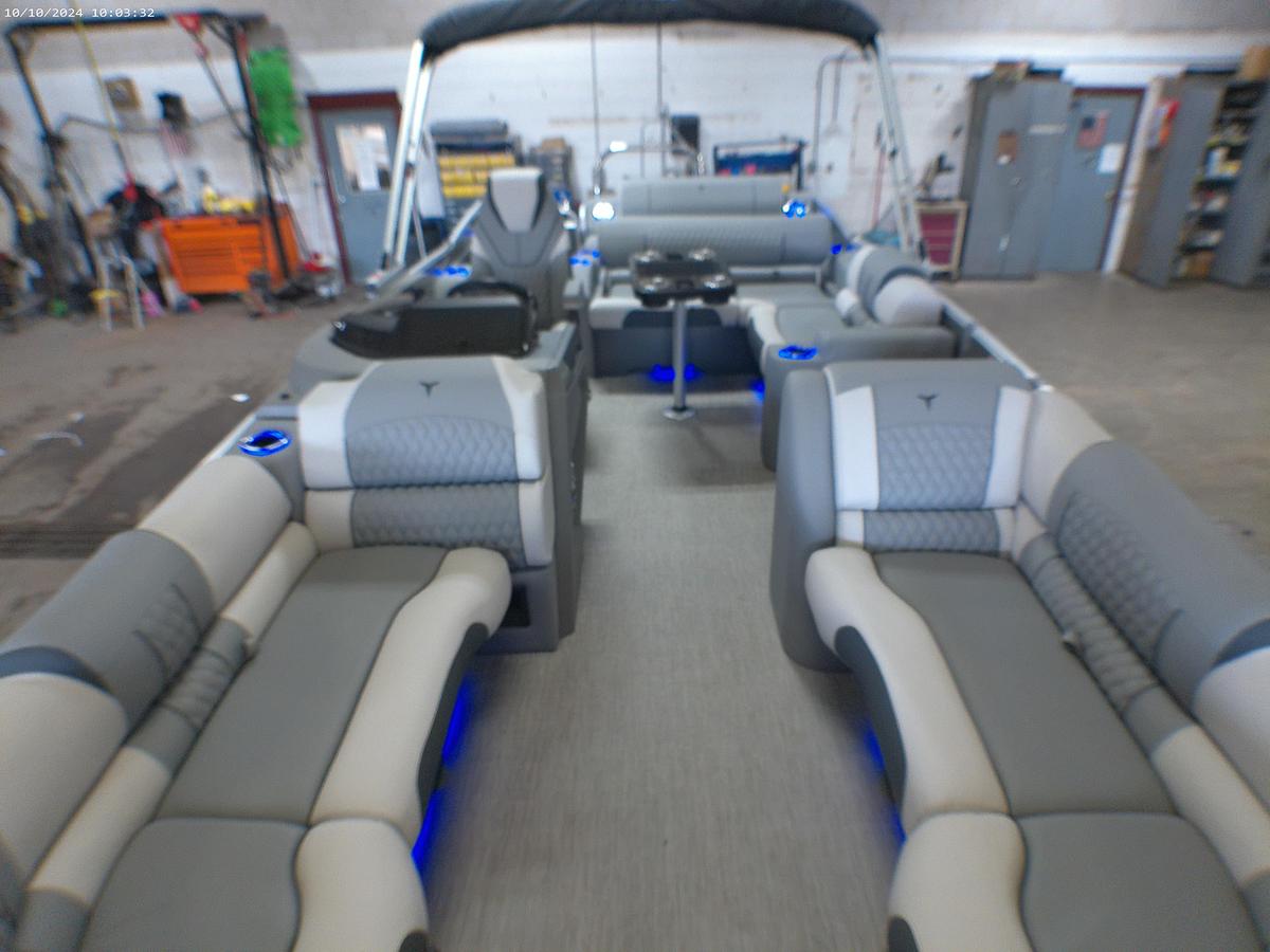 2025 Tahoe Pontoons Cascade 2385 Swingback Tritoon & 225HP 4-Stroke EFI