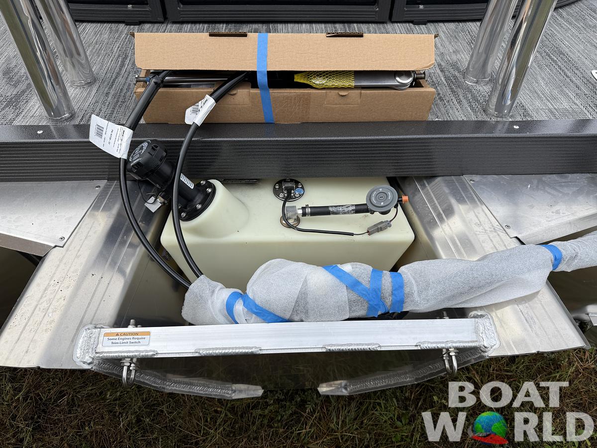 2026 Montego Bay 8522 Quad Lounge Tritoon 