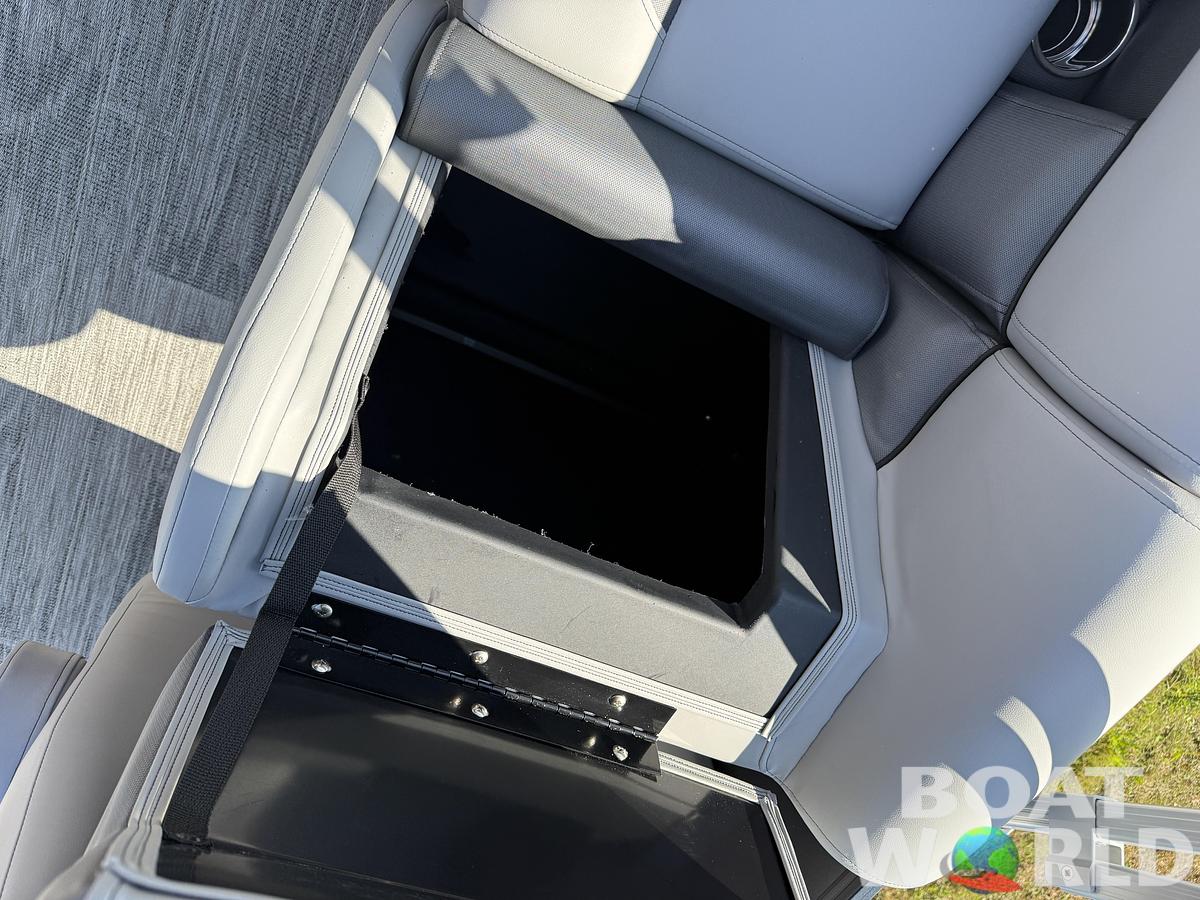 2026 Bentley Pontoons Legacy 220 Navigator Quad Lounge 