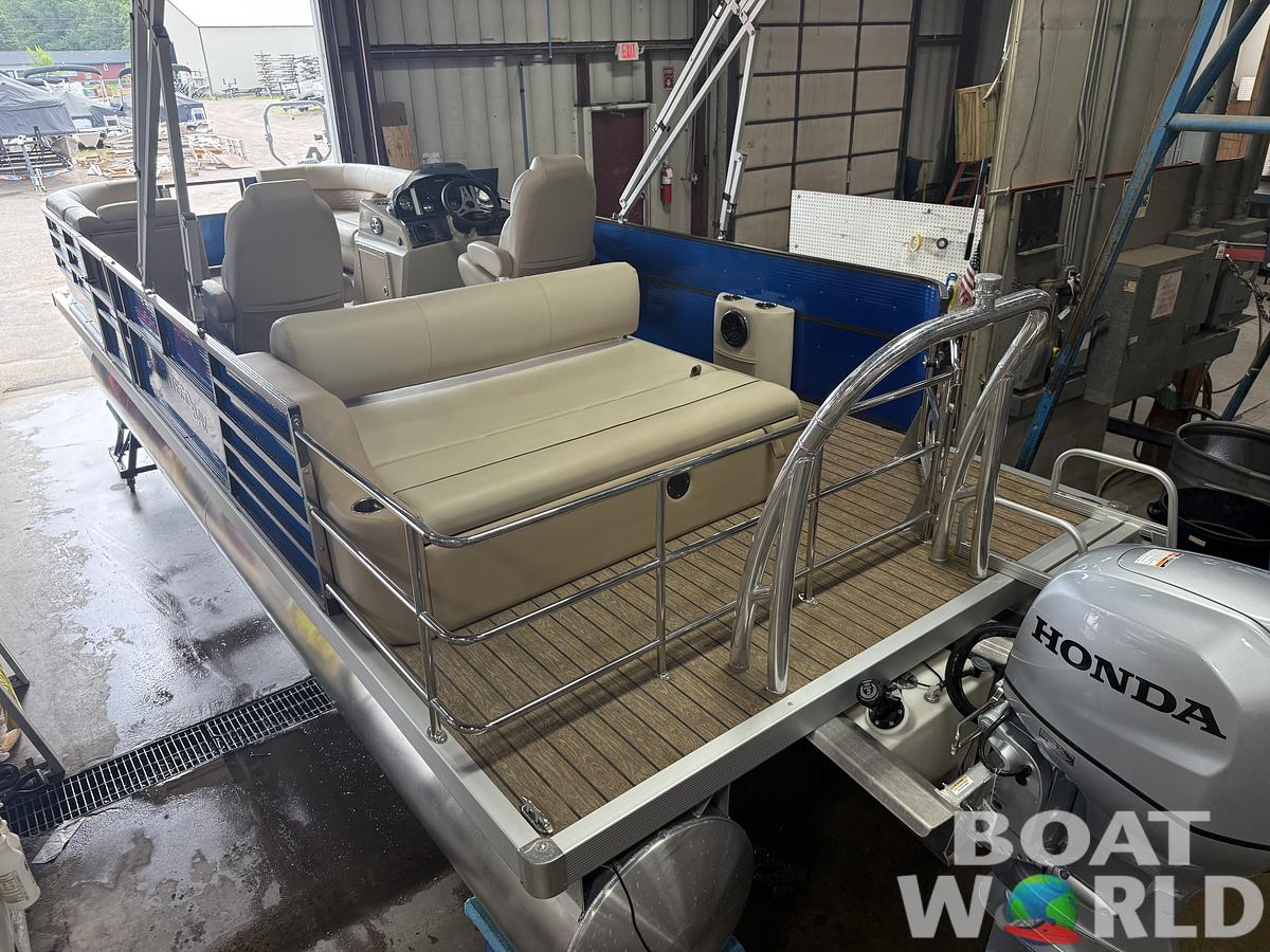 2023 Montego Bay NEW* 8524 Swingback Pontoon & 100HP 4-Stroke EFI