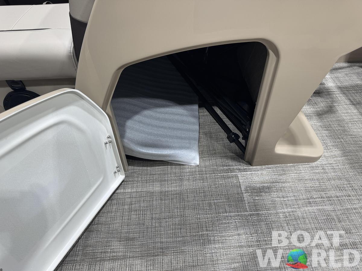 2026 Bentley Pontoons Legacy 220 Navigator Quad Lounge