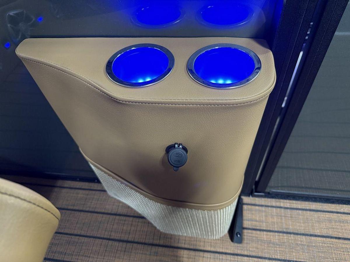 2025 Bentley Pontoons Elite 223 Swingback Tritoon & Honda 4-Stroke EFI