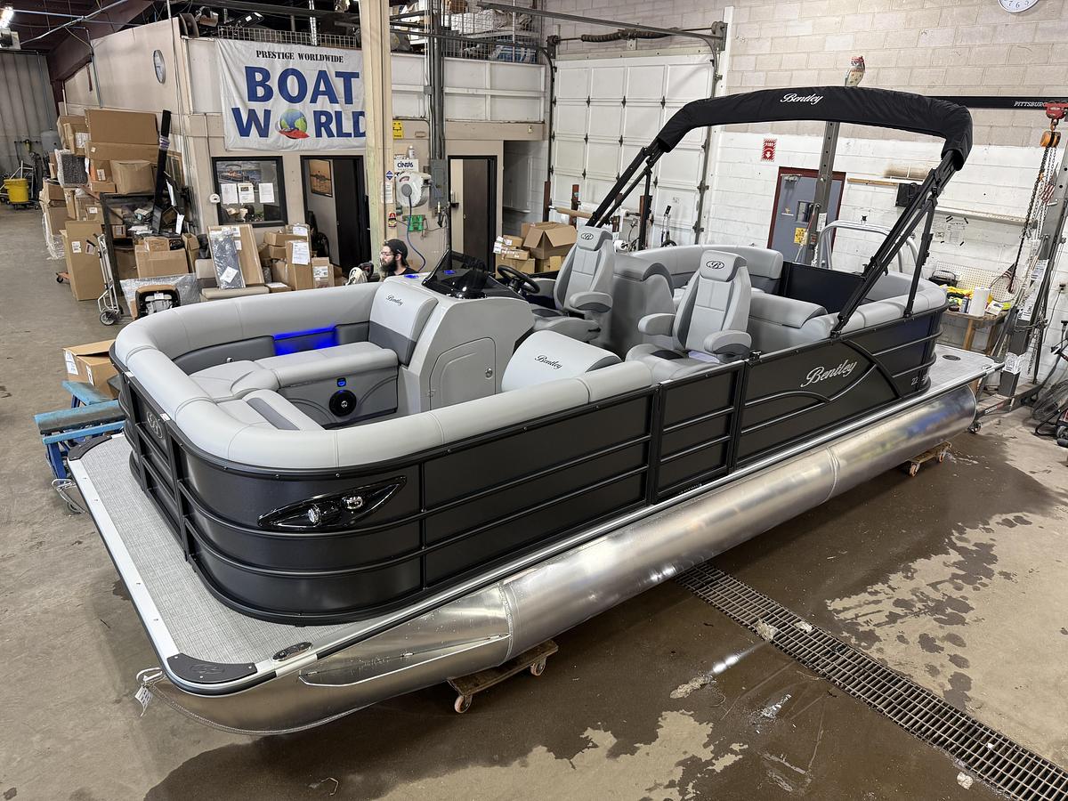 2025 Bentley Pontoons Legacy 220 Navigator Quad Lounge & Honda 4-Stroke EFI