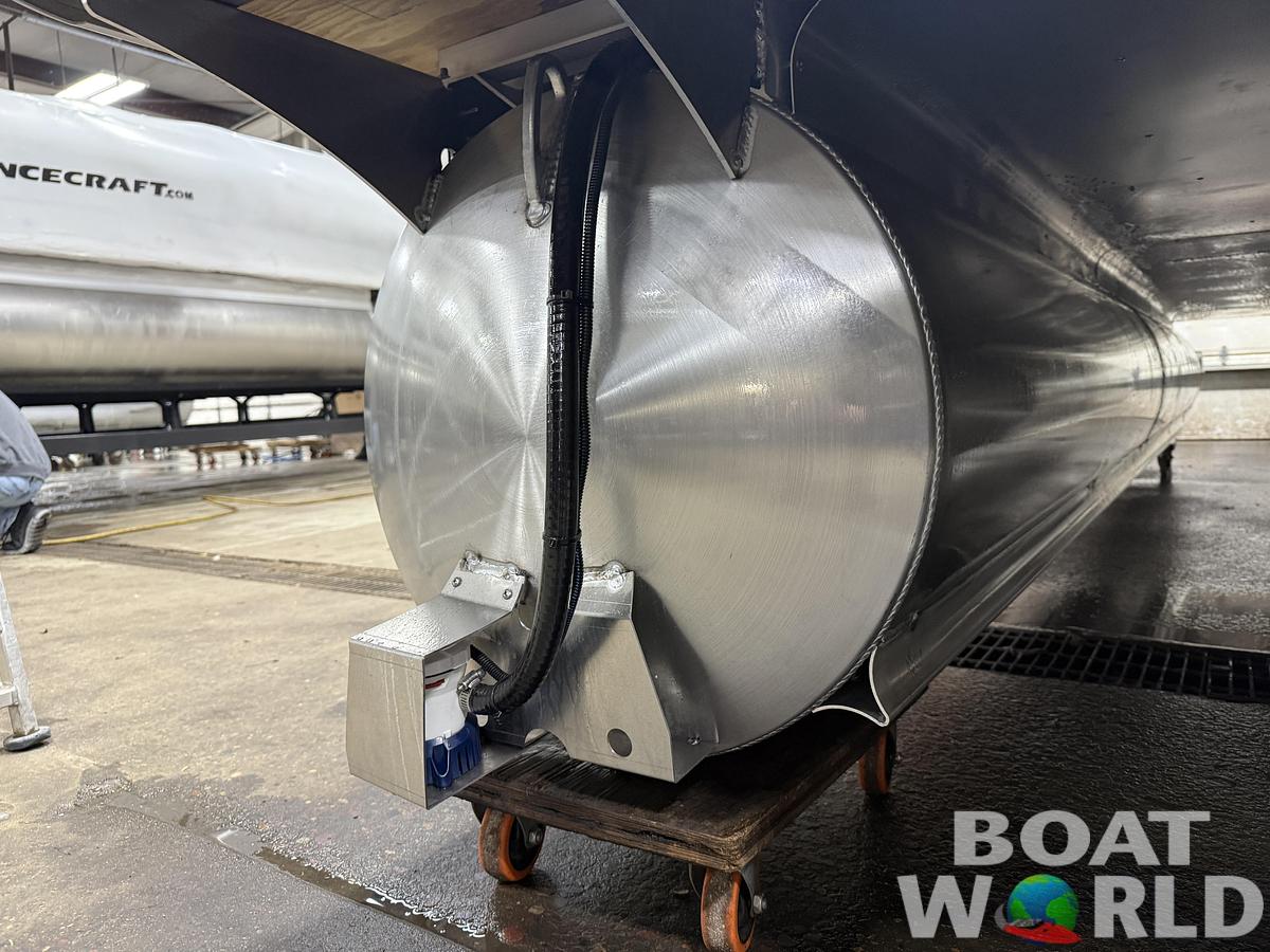 2026 Bentley Pontoons Legacy 223 QSB Swingback Tritoon 