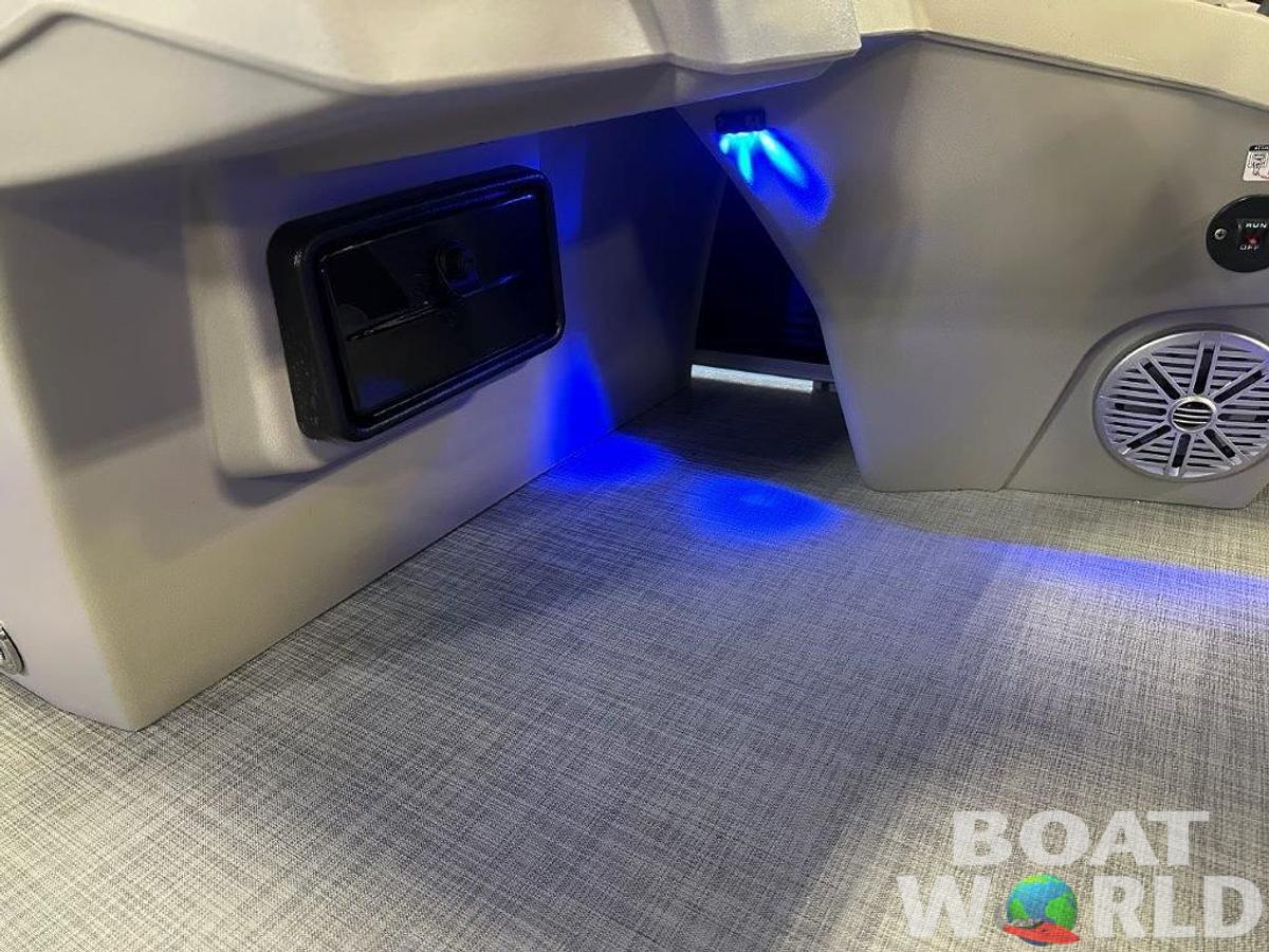 2025 Princecraft Vectra 21 RL Swingback SS Pontoon & Mercury 4-Stroke EFI