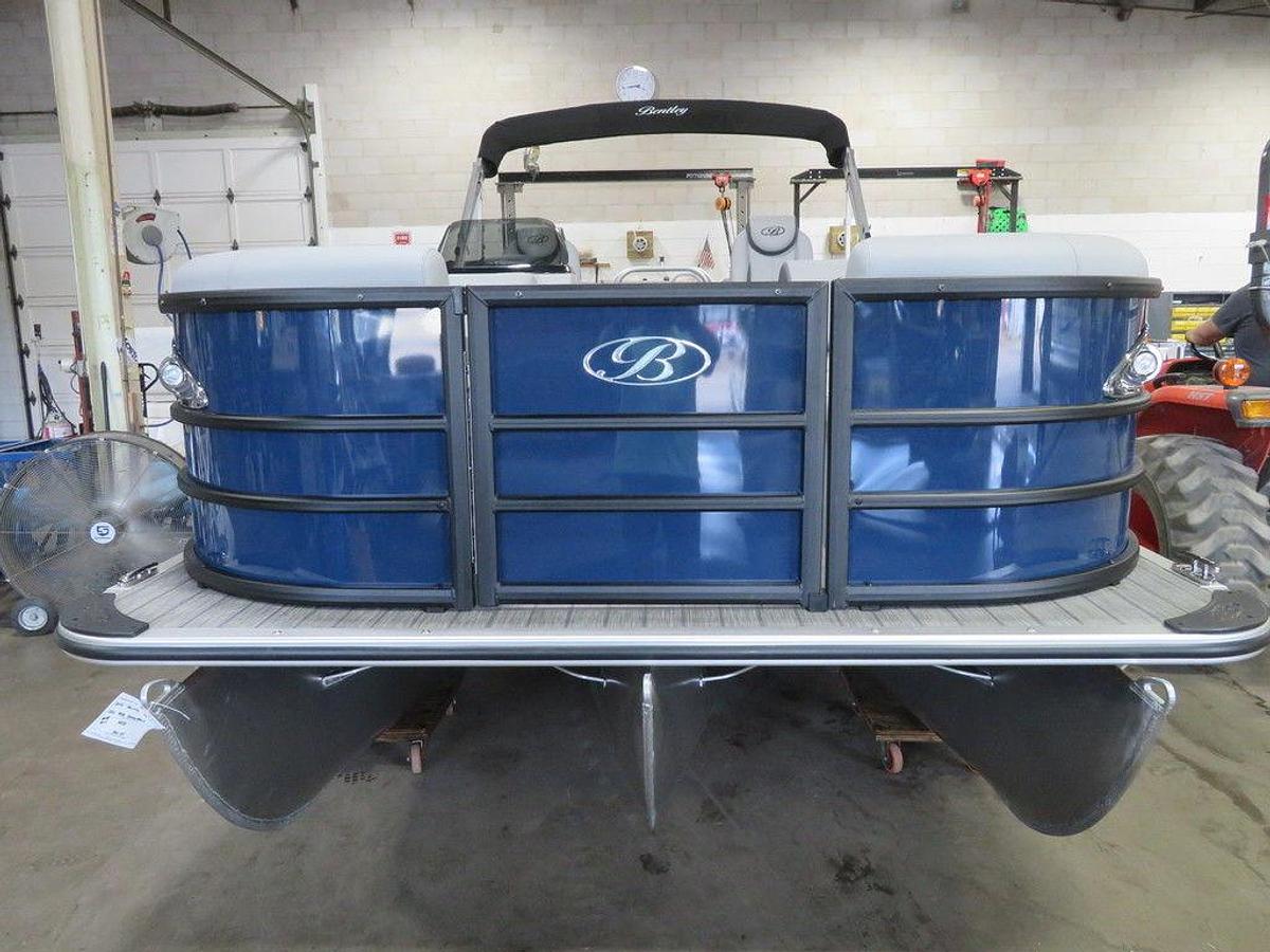 2025 Bentley Pontoons Legacy 223 QSB Swingback Tritoon & Honda 4-Stroke EFI