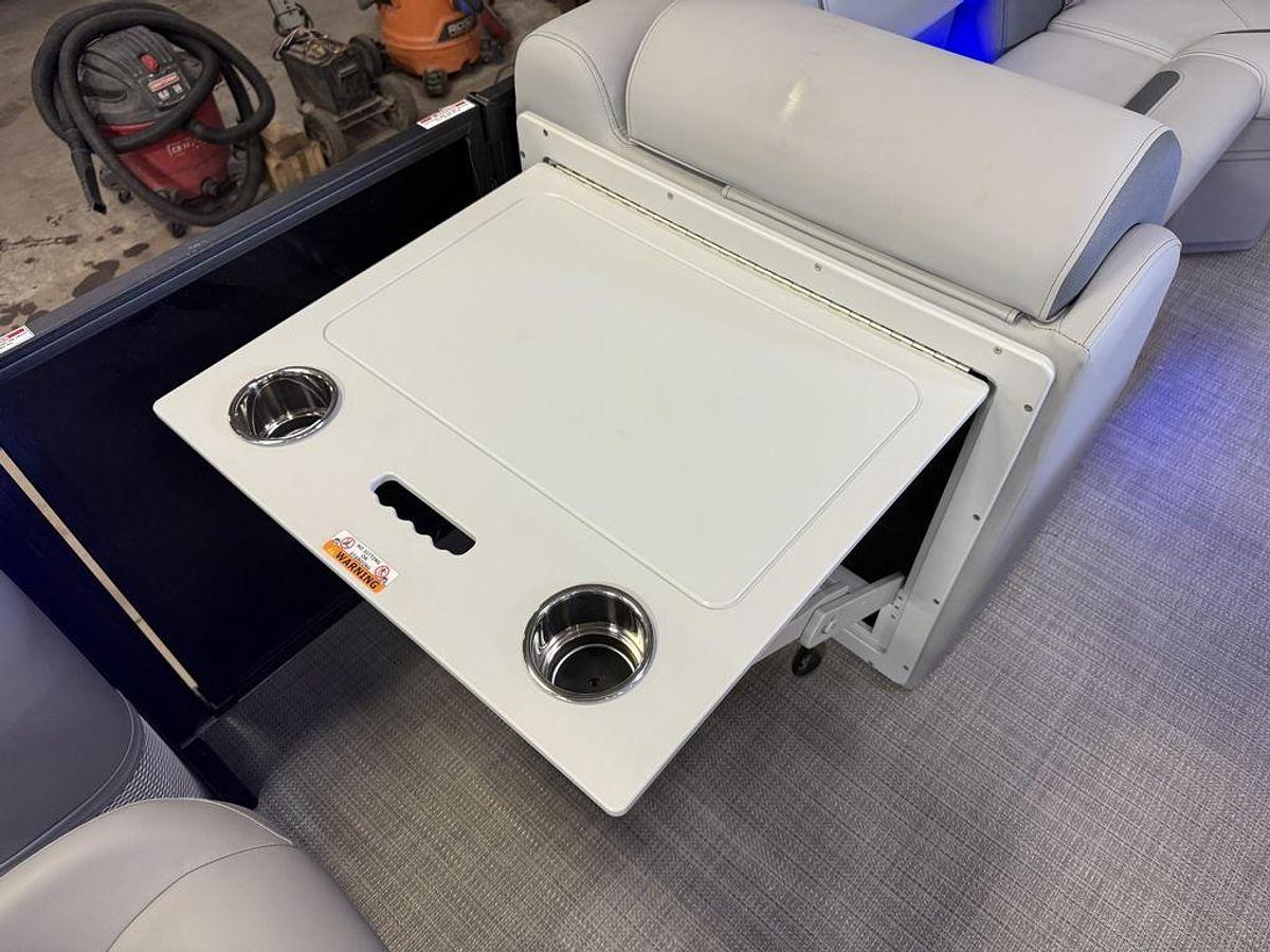 2026 Bentley Pontoons Legacy 220 Swingback & Honda 4-Stroke EFI